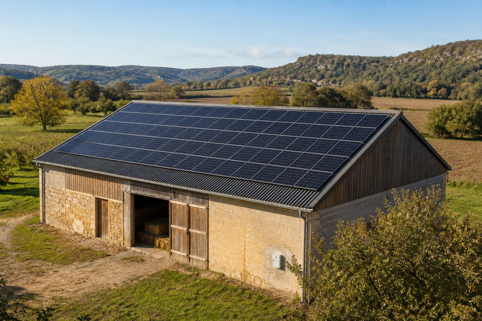 Photovoltaïque sur bâtiment agricole Bâtiment agricole en Dordogne couvert de panneaux photovoltaïques
